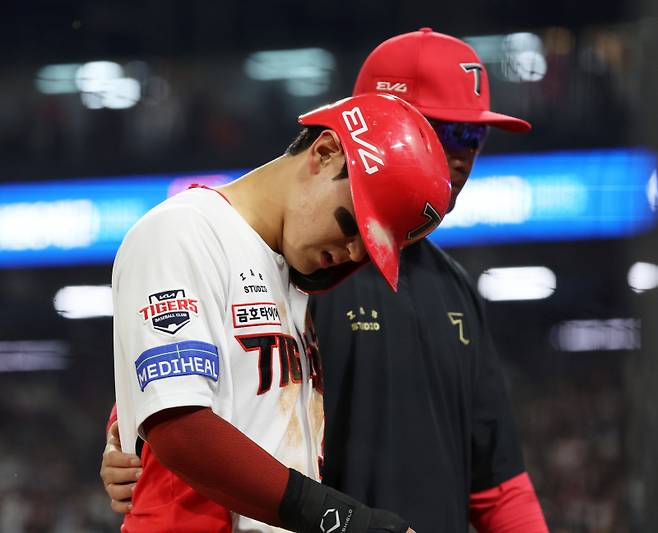 <yonhap photo-4480="">27일 광주기아챔피언스필드에서 열린 프로야구 키움 히어로즈와 KIA 타이거즈의 경기. KIA 김도영이 5회말 2사에서 2루도루에 성공한 뒤 다리 부상으로 대주자로 교체되고 있다. 2025.5.27 [연합뉴스]</yonhap>