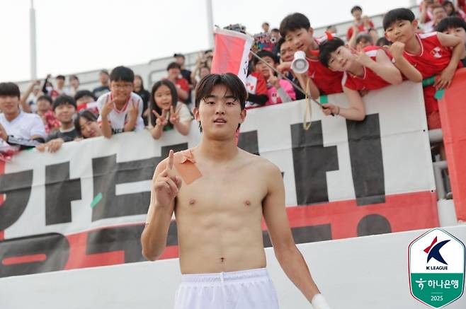 부산 백가온이 지난달 31일 목동종합운동장에서 열린 이랜드전에서 승리한 뒤 팬들 앞에서 기념 촬영을 하고 있다. 사진=프로축구연맹