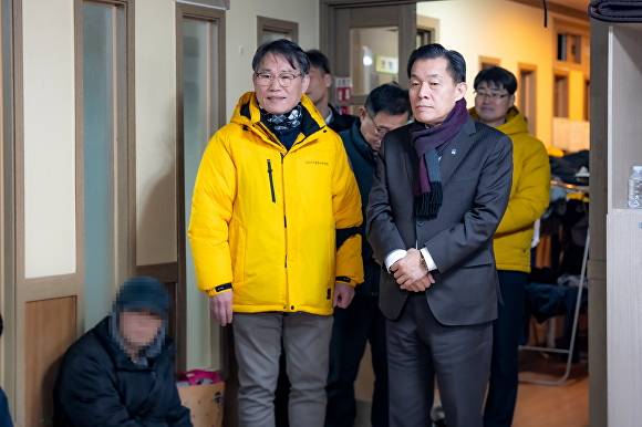 경기도 겨울철 대설 한파 관리 우수 지자체 선정된 이재준 수원시장이 지난해 겨울 쉼터를 둘러보고 있다. [사진=수원특례시]