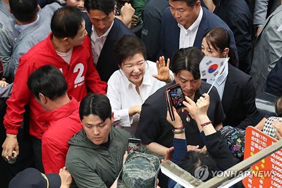 박근혜 전 대통령이 지난달 31일 오후 대구 중구 서문시장을 방문해 시민들에게 인사하고 있다. [사진=연합뉴스]