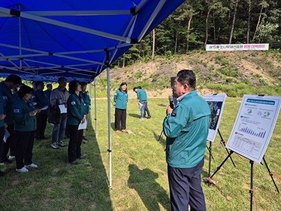 지난 30일 양현두 경주시 산림경영과장이 명활성 일대 소나무재선충병 방제사업 현장에서 2025년 경주시 방제계획 및 피해 현황에 대해 보고하고 있다. [사진=경주시청]