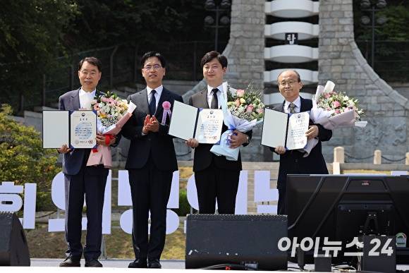 김민재 행정안전부 차관보(왼쪽 두 번째)가 1일 '제15회 의병의날' 기념식에서 유공자 표창 수상자들과 기념촬영을 하고 있다. [사진=임승제 기자]