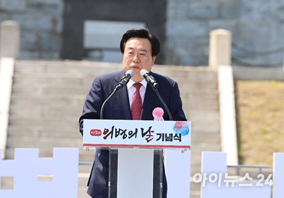 박상웅 국민의힘 국회의원이 1일 경남 의령군 충익사 의병탑 앞 광장에서 열린 '제15회 의병의날 기념식'에서 추모사를 하고 있다. [사진=임승제 기자]