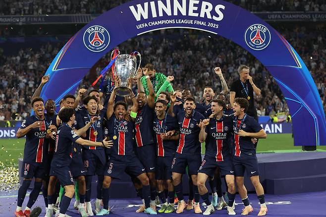 우승 세리머니를 펼치는 PSG 선수단. [AFP=연합뉴스]