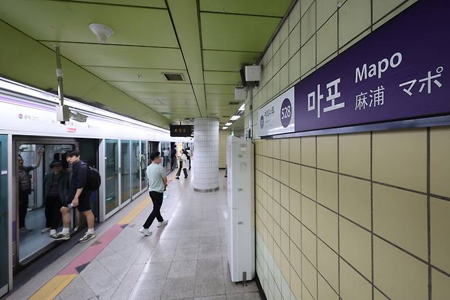 지난달 31일 방화로 인해 열차 운행이 한때 중지된 서울 마포역 지하철 5호선이 정상 운행되고 있는 모습. 이날 10시 24분께 화재가 완전히 진압됐으며 한때 열차가 마포역과 여의나루역을 무정차 통과하고 여의도역~애오개역 구간 운행이 중단됐다가 10시 6분께 정상 운행이 재개됐다. 연합뉴스