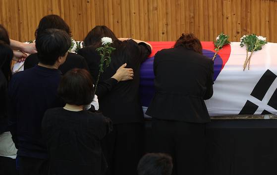 1일 해군 해상초계기 917호기 추락 사고 순직자들에 대한 합동 영결식이 거행된 경북 포항 해군항공사령부 내 강당에서 영현 운구를 앞둔 유가족들이 오열하고 있다. 뉴스1