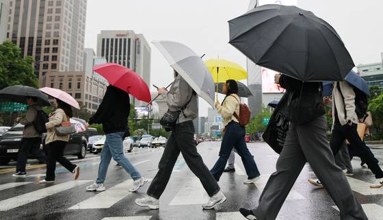 전국 대부분 지역에 비가 내린 지난달 9일 오전 서울 광화문네거리에서 우산을 쓴 시민들이 출근하고 있다. 뉴스1