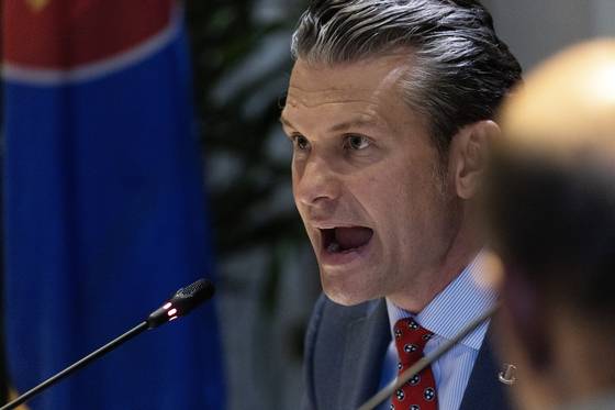 피트 헤그세스 미 국방장관이 30일(현지시간) 싱가포르에서 열린 샹그릴라 대화 국방 정상회의의 부대행사에서 아세안(ASEAN) 국가의 국방장관들과의 회의에서 발언하던 중 목소리를 높이고 있다. EPA=연합뉴스