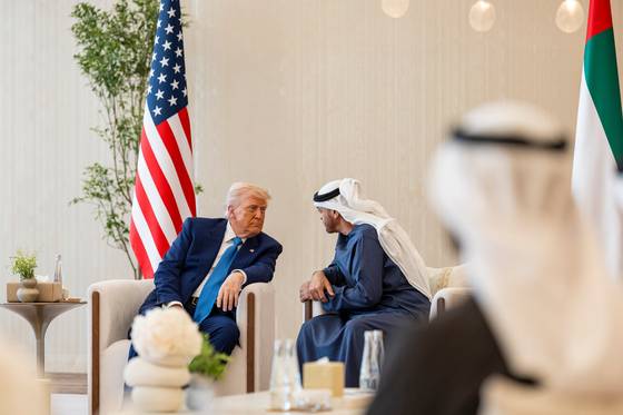 지난달 16일 아부다비 대통령 전용공항에서 도널드 트럼프 미국 대통령과 셰이크 모하메드 빈 자이드 알 나흐얀 아랍에미리트(UAE) 대통령이 환송인사를 나누고 있다. EPA=연합뉴스