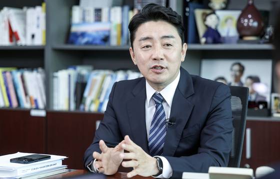 강훈식 더불어민주당 선대위 종합상황실장은 이번 대선 경선에서부터 이재명 후보 캠프 총괄본부장으로 기획,전략을 도맡았다. 사진은 강 본부장이 지난해 4월 중앙일보와 인터뷰하는 모습. 김성룡 기자.