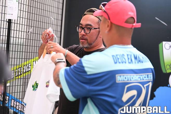 ▲아니나 다를까, 커스텀 존은 많은 인파와 함께 대회장 최고 인기 부스로 우뚝 섰다.&nbsp;