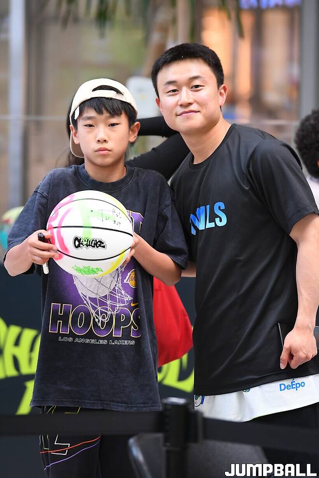 ▲가족들과 함께 대회장을 찾은 초등농구 꿈나무 임현 군(13)도 이번 대회를 통해 특별한 추억을 쌓았다.&nbsp;