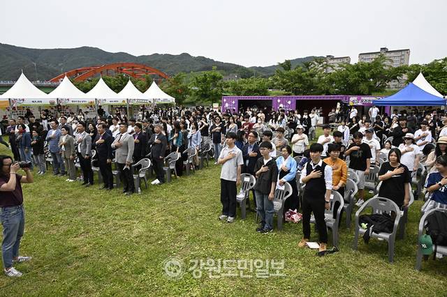 ▲ 제9회 평창군 청소년 한마음 축제가 지난 31일 평창읍 평창강 둔치에서 심재국 군수, 남진삼 군의장과 군의원, 김금숙 교육장과 지역의  각급 기관 단체장, 지역 청소년과 학부모 등 500여명이 참가한 가운데 열렸다. 신현태.