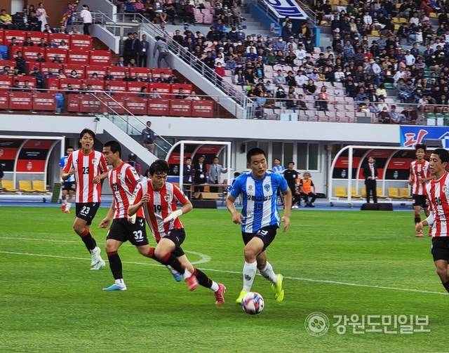 ▲ 1일 강릉종합운동장에서 열린 ‘2025 강릉단오제 축구정기전’에서 양교 선수들이 공수를 주고받고 있다. 황선우 기자
