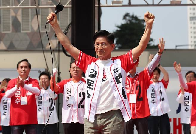 ▲ 국민의힘 김문수 대선 후보가 1일 경기도 수원컨벤션센터 광장에서 열린 유세에서 지지를 호소하고 있다 [연합뉴스]