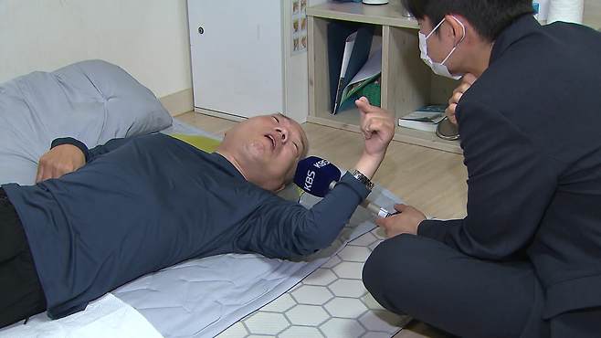 취재진과 대화하는 이건창 씨