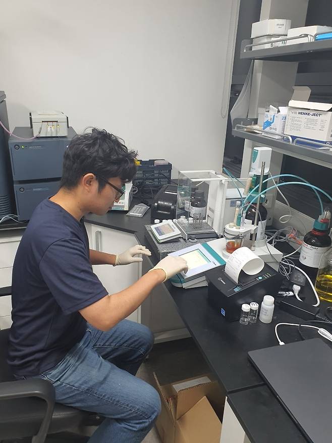 채동훈 선임이 수분 측정을 하고 있다. 안산=윤현주 기자