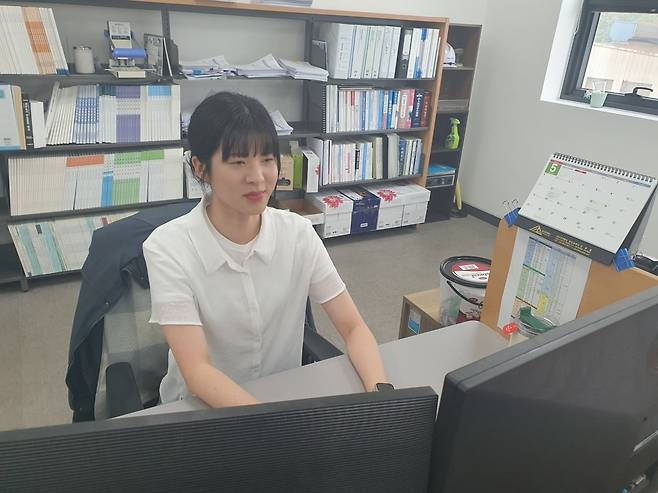 정원 주임이 회계 업무를 하고 있다. 안산=윤현주 기자