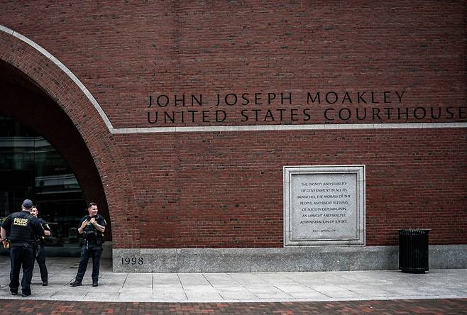 지난달 29일(현지시간) 미국 매사추세츠 지방법원 앞에 경찰관들이 서 있다. 미국 연방 판사는 목요일, 하버드 대학교의 유학생 입학을 금지하는 트럼프 행정부 정책에 대한 임시 금지 명령을 연장했다. 사진=신화통신(연합뉴스)