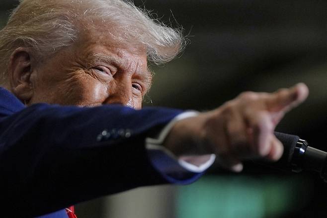 도널드 트럼프 미국 대통령이 지난달 30일(현지시간) 펜실베이니아주 피츠버그 외곽의 US스틸 공장에서 연설하고 있다. 그는 이날 미국으로 수입되는 외국산 철강 제품에 부과 중인 25%의 관세를 50%로 인상하겠다고 밝혔다. (사진=AP)