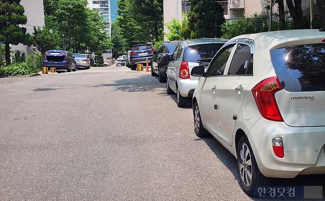 노후 아파트 보행자 도로에 주차장을 찾지 못한 자동차들이 빼곡하게 들어섰다. 사진=오세성 한경닷컴 기자
