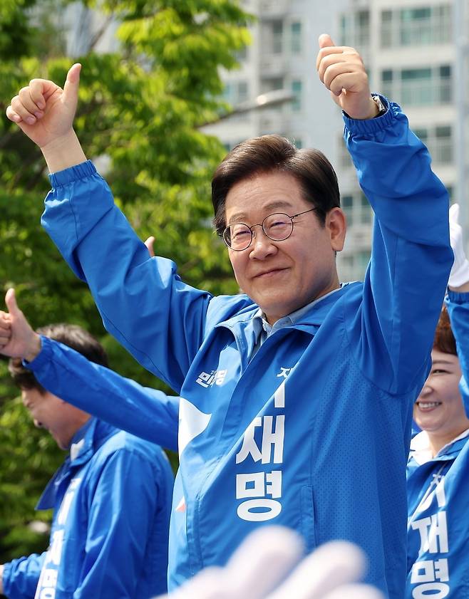 5월 26일 단국대 죽전캠퍼스에서 시민에게 인사하는 이재명 더불어민주당 대선후보. 사진=한국경제신문