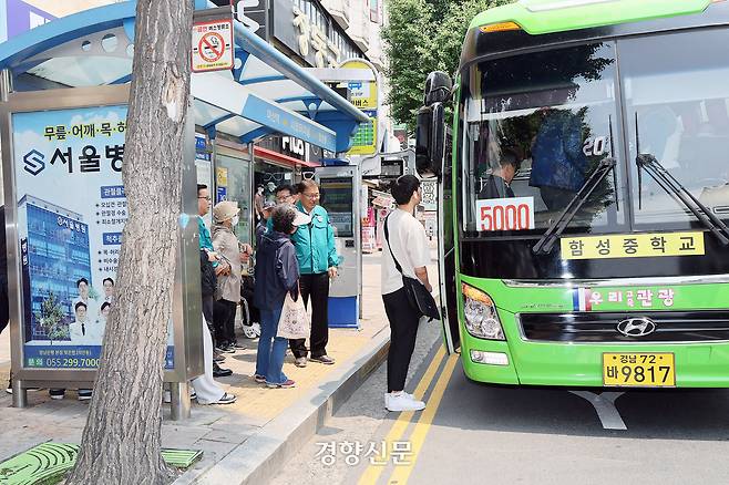 경남 창원시민들이 대체 전세버스를 타고 있다. 경향신문 자료사진