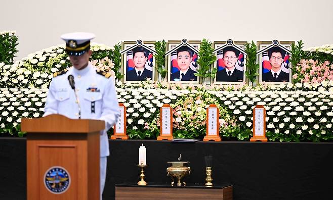1일 오전 경북 포항시 해군항공사령부 강당에서 엄수된 해상초계기(P-3CK) 추락 사고 순직 장병의 영결식에서 설우혁 소령(진)이 추도사를 낭독하고 있다. 해군 제공