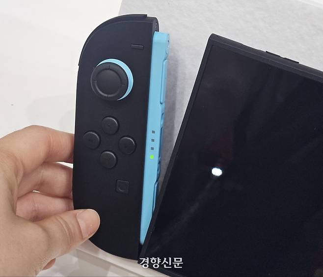 스위치 2의 특징 중 하나는 화면 양쪽에 달린 컨트롤러다. 전작이 위아래로 뽑아 쓰는 슬라이드식이었다면 이번에는 아예 분리가 된다. 최민지 기자