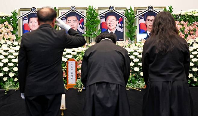 영정에 바친 거수경례 경북 포항시 해군 항공사령부 강당에서 열린 ‘해군 P-3CK 917호기 순직자 영결식’에서 유족이 헌화하고 있다. 연합뉴스