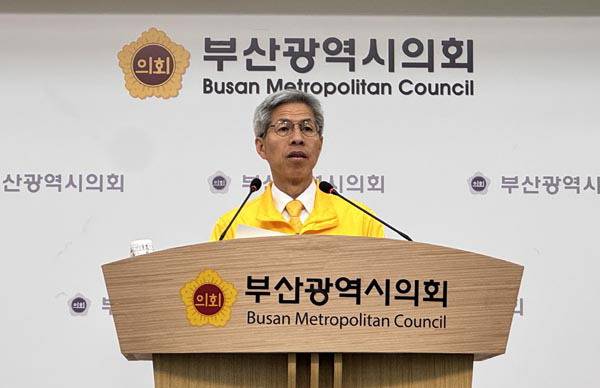 민주노동당 권영국 대선 후보가 지난달 30일 부산시의회에서 기자회견을 하고 있다.  김민정 기자