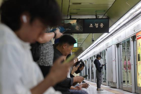 Citizens wait for the subway at the Mapo Station, Line No. 5, in western Seoul on May 31. [YONHAP]