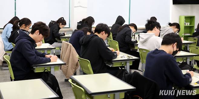 고등학교 1,2,3 학년 올해 첫 전국연합학력평가가 열린 지난달 26일 서울 광진구 광남고등학교에서 고3 학생들이 시험을 치르고 있다. 사진공동취재단