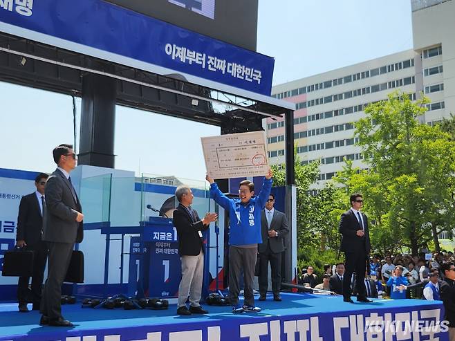이재명 더불어민주당 대선 후보는 1일 경북 안동시 웅부공원에서 집중 유세를 갖고 시민들에게 인사하고 있다. 권혜진 기자