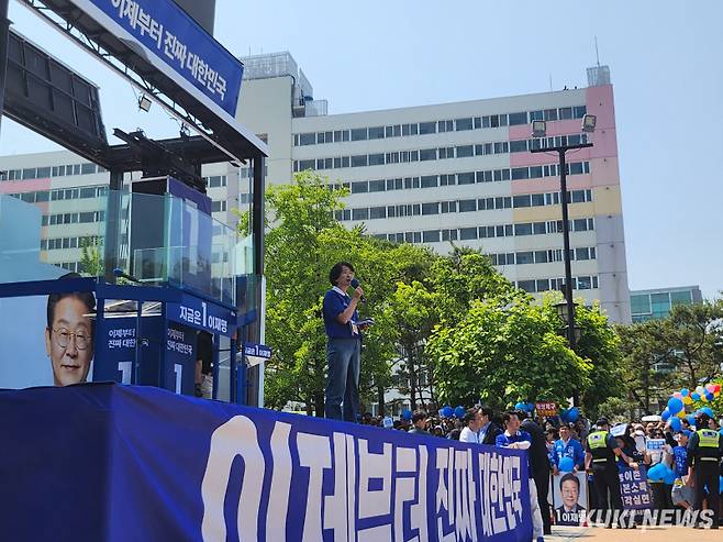 임미애 더불어민주당 의원이 1일 경북 안동시 웅부공원에서 진행된 이재명 더불어민주당 대선 후보 집중 유세에서 지원에 나섰다. 권혜진 기자