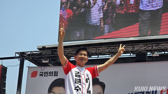 김문수 국민의힘 대선 후보가 서울 강남구 코엑스 동문 앞 유세에서 양팔을 높이 올리고 있다. 임현범 기자