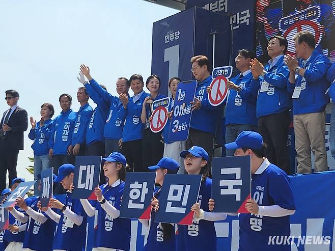 이재명 더불어민주당 대선 후보가 1일 대구시 동구 동대구역 앞 광장에서 열린 집중 유세에서 시민들에게 인사하고 있다. 권혜진 기자