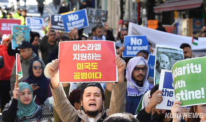 지난 2023년 서울 용산구 이태원역 앞에서 팔레스타인을 지지하는 시민들과 외국인들이 팔레스타인 연대 집회를 열고 이스라엘의 팔레스타인 가자 침공 반대를 촉구하고 있다. 곽경근 대기자