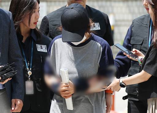 21대 대통령선거 사전투표 첫날 남편 명의로 대리투표를 해 공직선거법상 사위투표 혐의를 받는 선거사무원 박씨가 1일 구속 전 피의자 심문(영장실질심사)를 위해 서울 서초구 서울중앙지방법원에 들어서고 있다. 연합뉴스