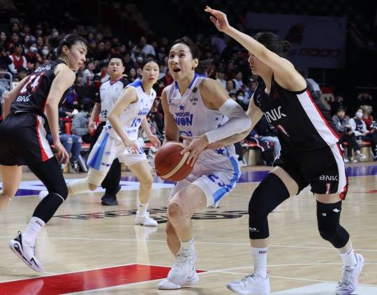 김단비 골 밑 돌파. 사진[연합뉴스]