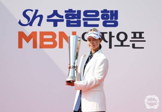 정윤지가 우승컵을 들고 포즈를 취하고 있다. /KLPGA
