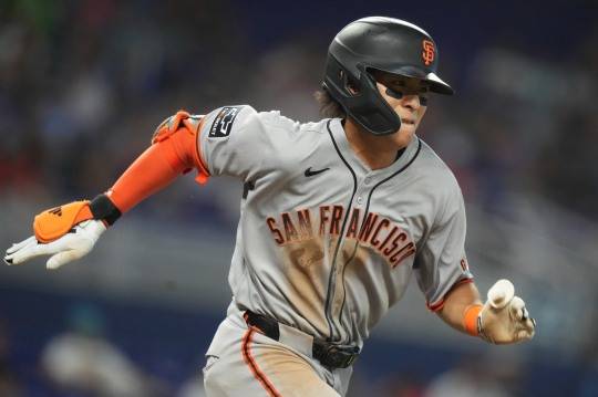 3회 내야 안타로 출루하는 이정후. 사진[AP=연합뉴스]