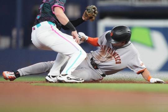 1회 도루를 시도하는 이정후(오른쪽). 사진[AP=연합뉴스]