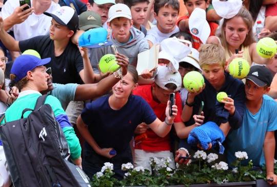 팬들과 셀카 찍는 신네르. 사진[로이터=연합뉴스]