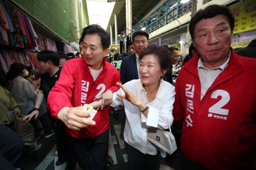 박근혜 전 대통령이 지난달 31일 오후 대구 중구 서문시장을 방문해 시민들에게 손을 흔들며 인사하고 있다. [사진 출처 = 연합뉴스]