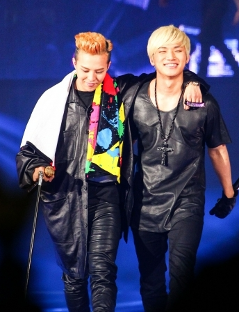 2013년 공연 당시 부상을 입고 지팡이를 짚었던 지드래곤은 이후 공연에서 세그웨이를 타고 공연을 펼쳐 찬사를 받았다. YG엔터테인먼트