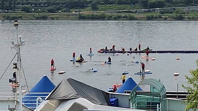 30일 뚝섬한강공원에 조성된 한강수영 300m 경기 모습. 안병준 기자