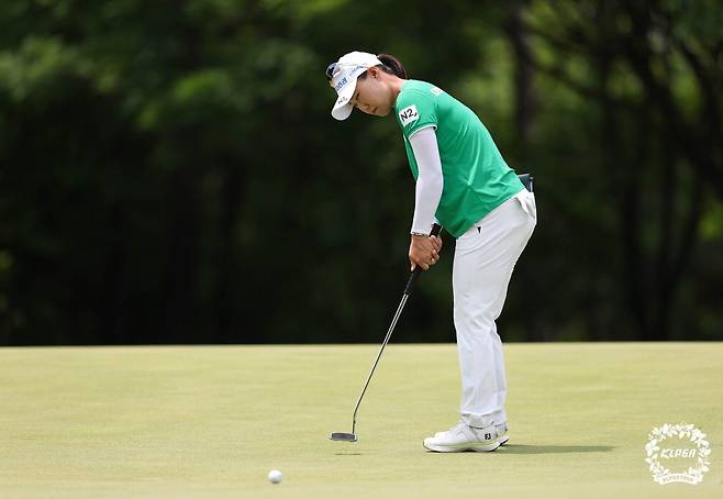 지난주부터 왼손을 내려 잡는 역그립으로 바꿔 퍼트하는 정윤지. KLPGA