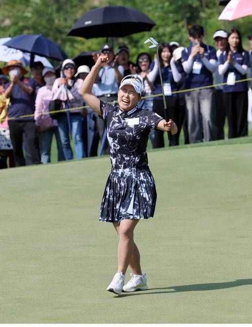 1일 더스타휴 골프&리조트에서 열린 Sh수협은행 MBN 여자오픈 최종일 18번홀에서 천금 같은 버디를 잡고 우승을 확정 지은 순간 정윤지가 포효하고 있다. 양평 한주형 기자