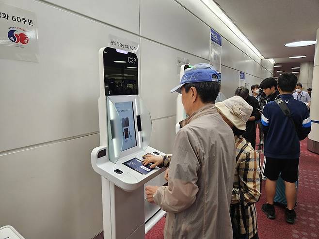 1일 일본 도쿄 하네다공항에서 방문객이 한국인 전용 키오스크에서 입국 수속을 밟고 있다.
  도쿄 이승훈 특파원